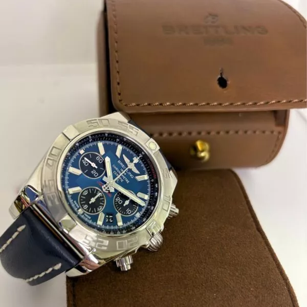 Orologio breitling chronomat con quadrante blu e scatola